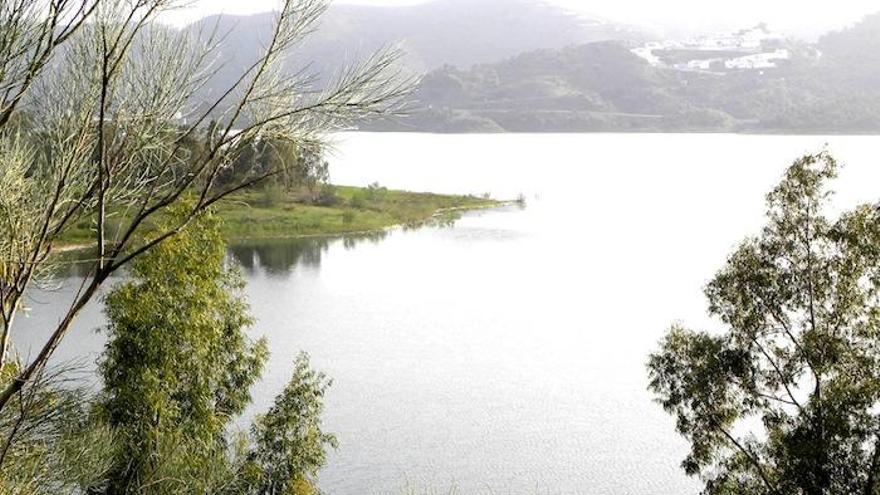 Vista panorámica del embalse de la Viñuela, la principal garantía de abastecimiento.