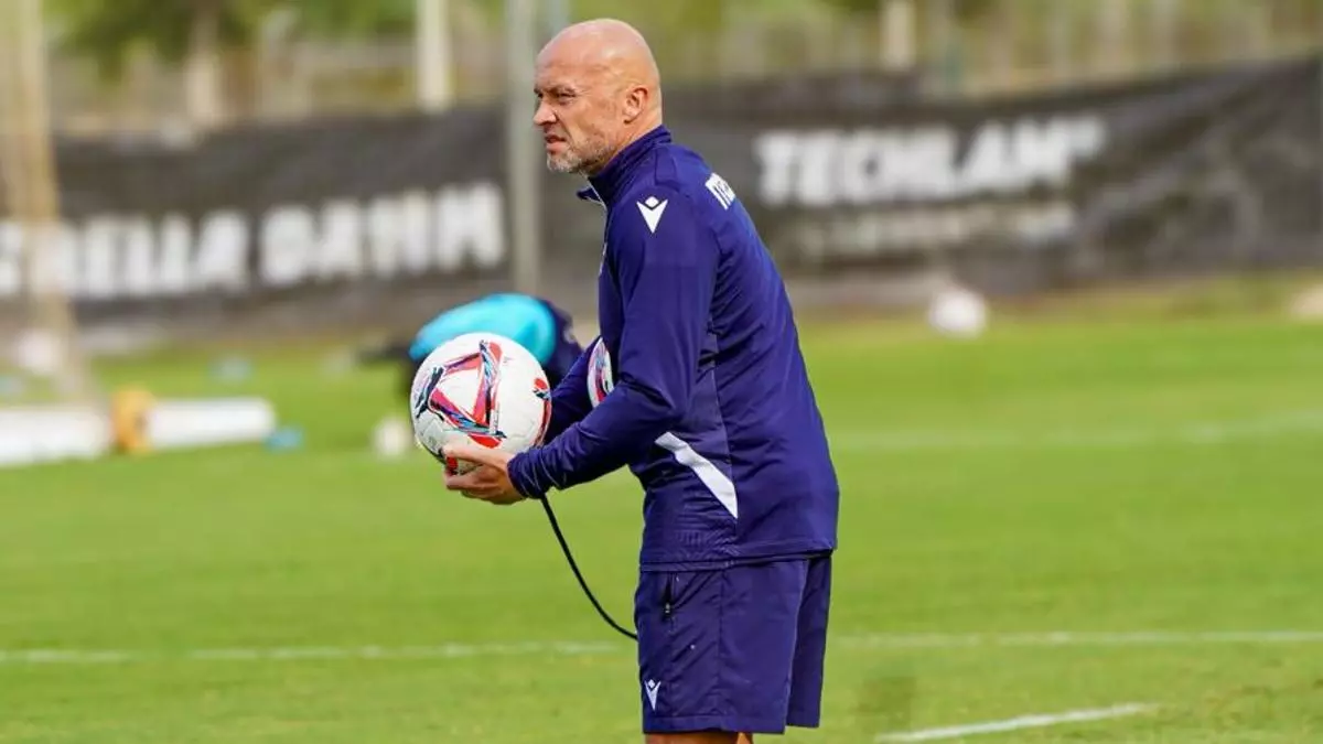 Schreuder: "El objetivo es la permanencia y si trabajamos duro tal vez llegue algo más "