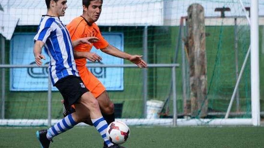 Un jugador del Bahía controla el balón ante el Porriño. // G. Núñez