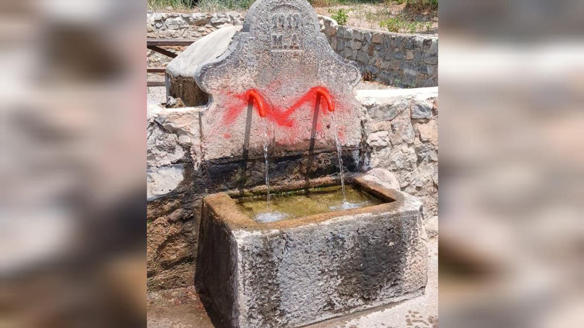 Imagen de la vandalizada Fuente del Contis en Teresa.