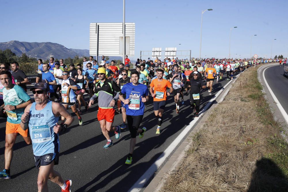 Más de 7.000 atletas tomaron la salida en una prueba que gozó de unas buenas condiciones para correr y que acabó encumbrando, de nuevo, al corredor del club Cueva de Nerja Abdelhadi El Mouaziz