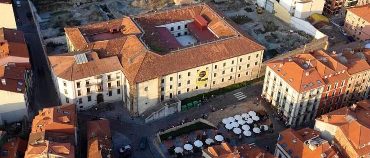 Foto aérea del edificio de la Fábrica de Tabacos de Cimavilla algunos años después de cesar la actividad fabril.