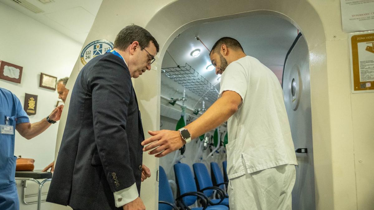 Un momento de la visita de la delegación de la NASA a la cámara hiperbárica del HUC.