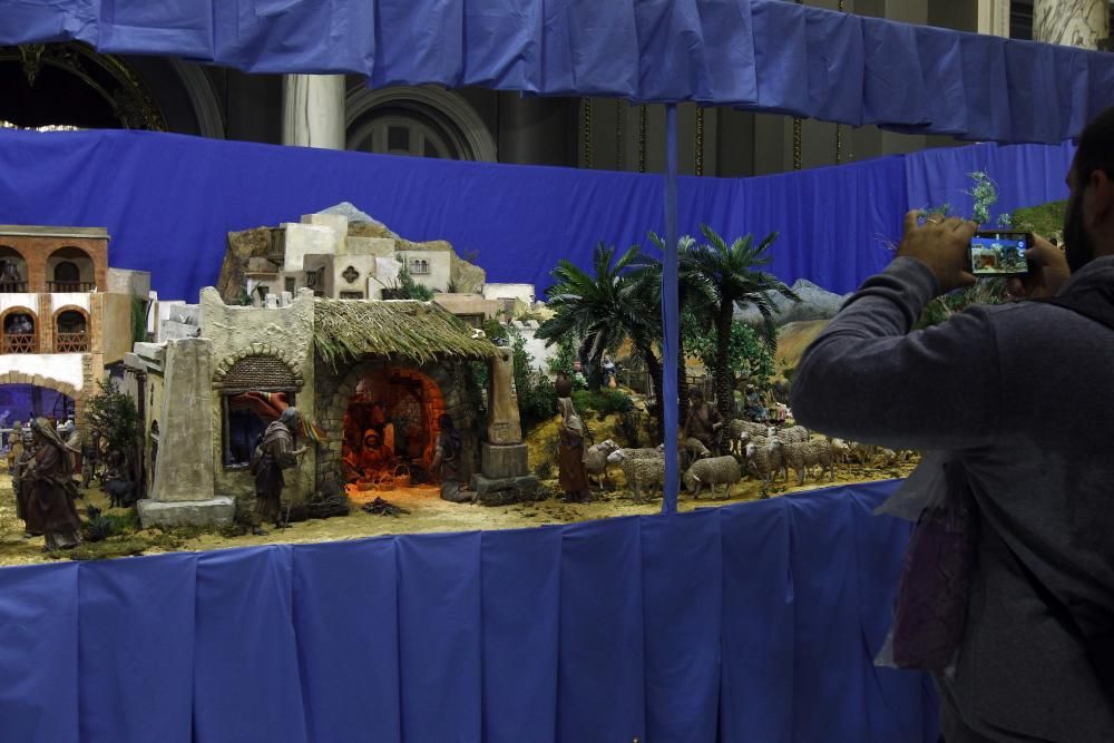 El belén instalado en el Salón de Cristal del ayuntamiento del 'cap i casal'.