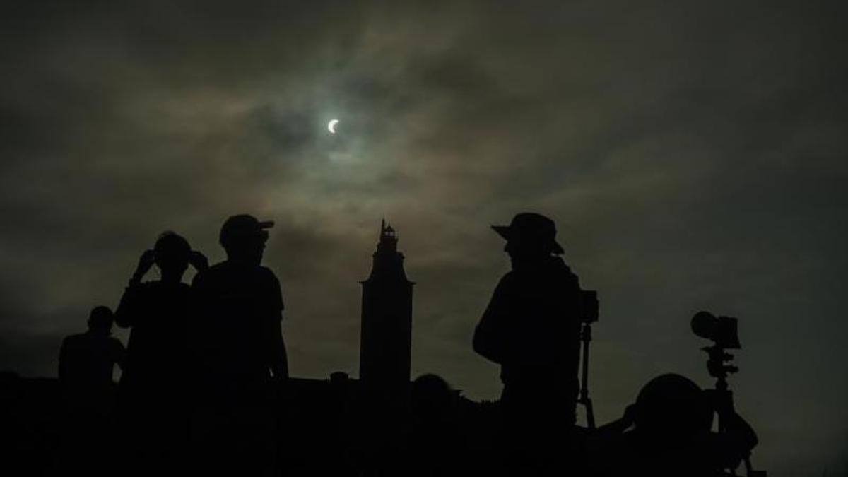 Un momento del eclipse en A Coruña, con la torre de Hércules al fondo.
