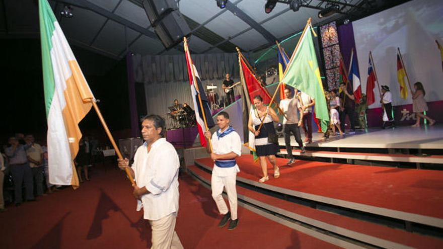 Música y desfile de banderas de 30 naciones en la fiesta de la iglesia Misión Cristiana Moderna.