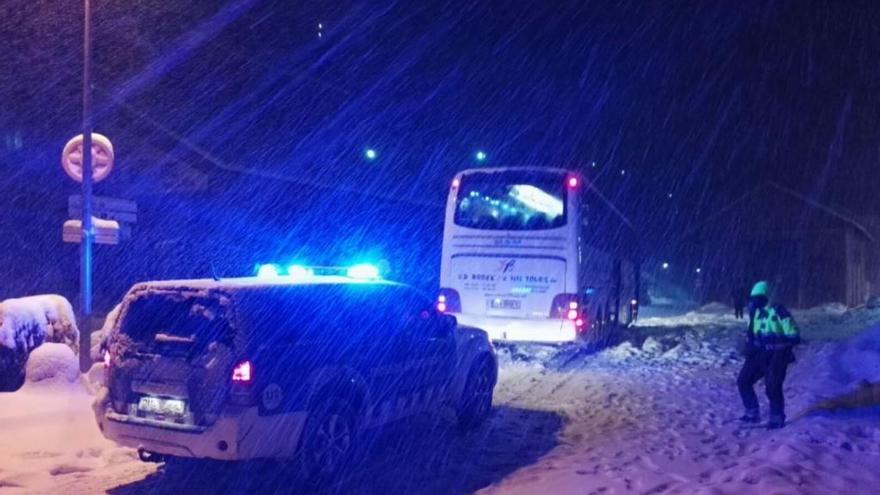 Rescaten un autocar amb 59 estudiants a la carretera de Toses cap a La Molina