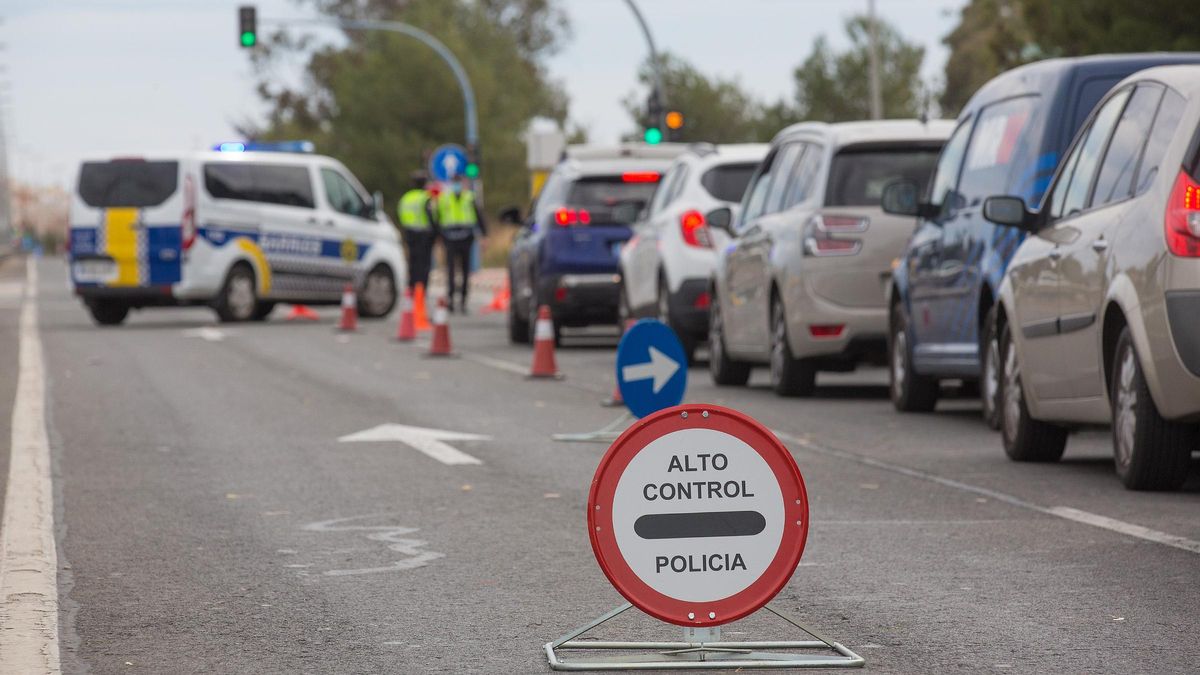 A traffic control of the Local Police of Alicante, with the perimeter closure A traffic control of the Local Police of Alicante, with the perimeter closure