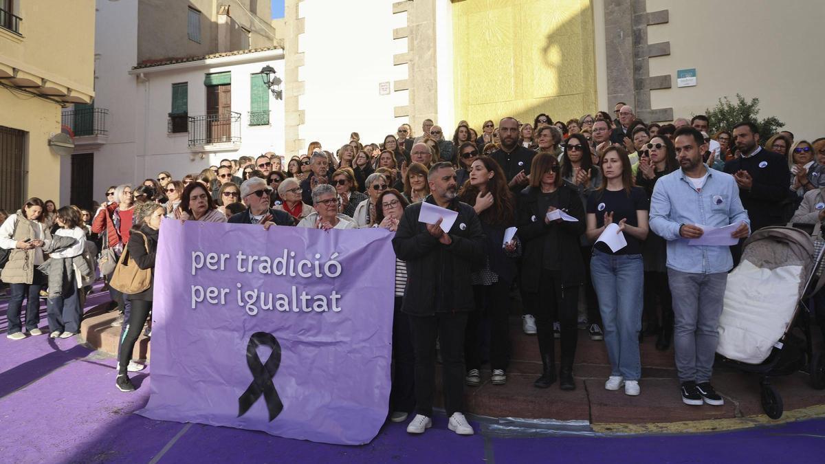 Imagen de archivo de una concentración a favor de la igualdad en la Semana Santa de Sagunt.