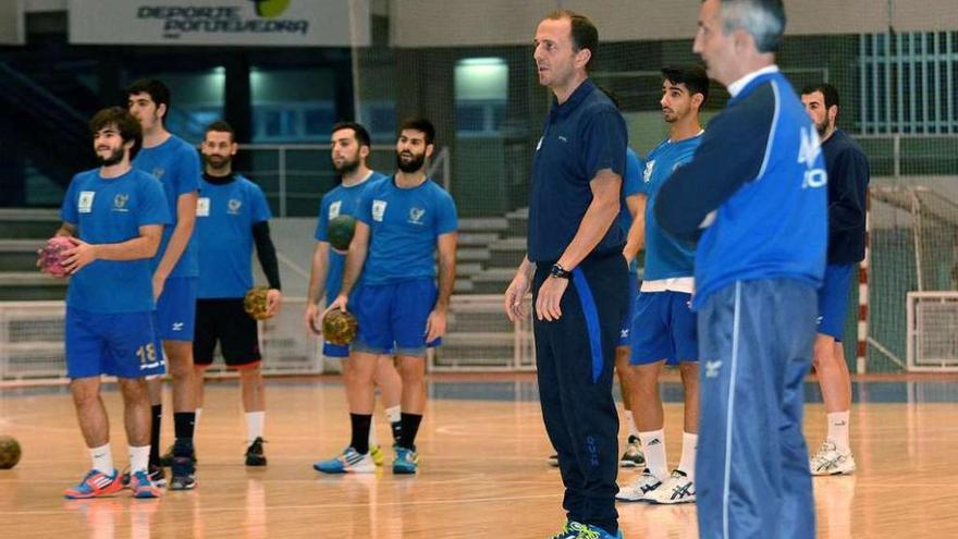 Quique Domínguez y Antonio Puga controlan un entrenamiento del equipo.