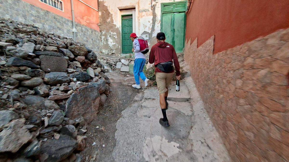 Caminando el Risco de San Juan como parte de 'Contramapas'.