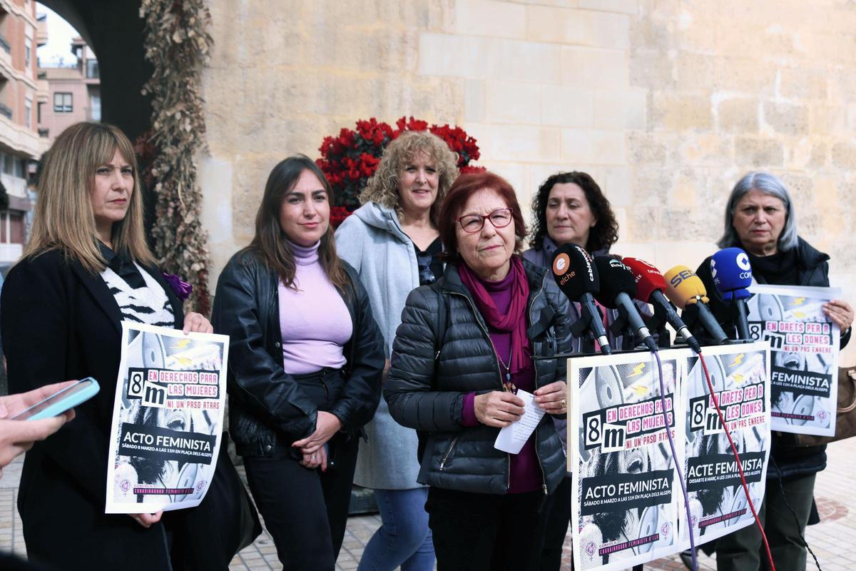 La Coordinadora Feminista de Elche defiende con actos los derechos de las mujeres y exige al al Ayuntamiento la puesta en marcha del Plan de Igualdad para la Ciudadanía y que impulse la mesa de coordinación de la violencia de género