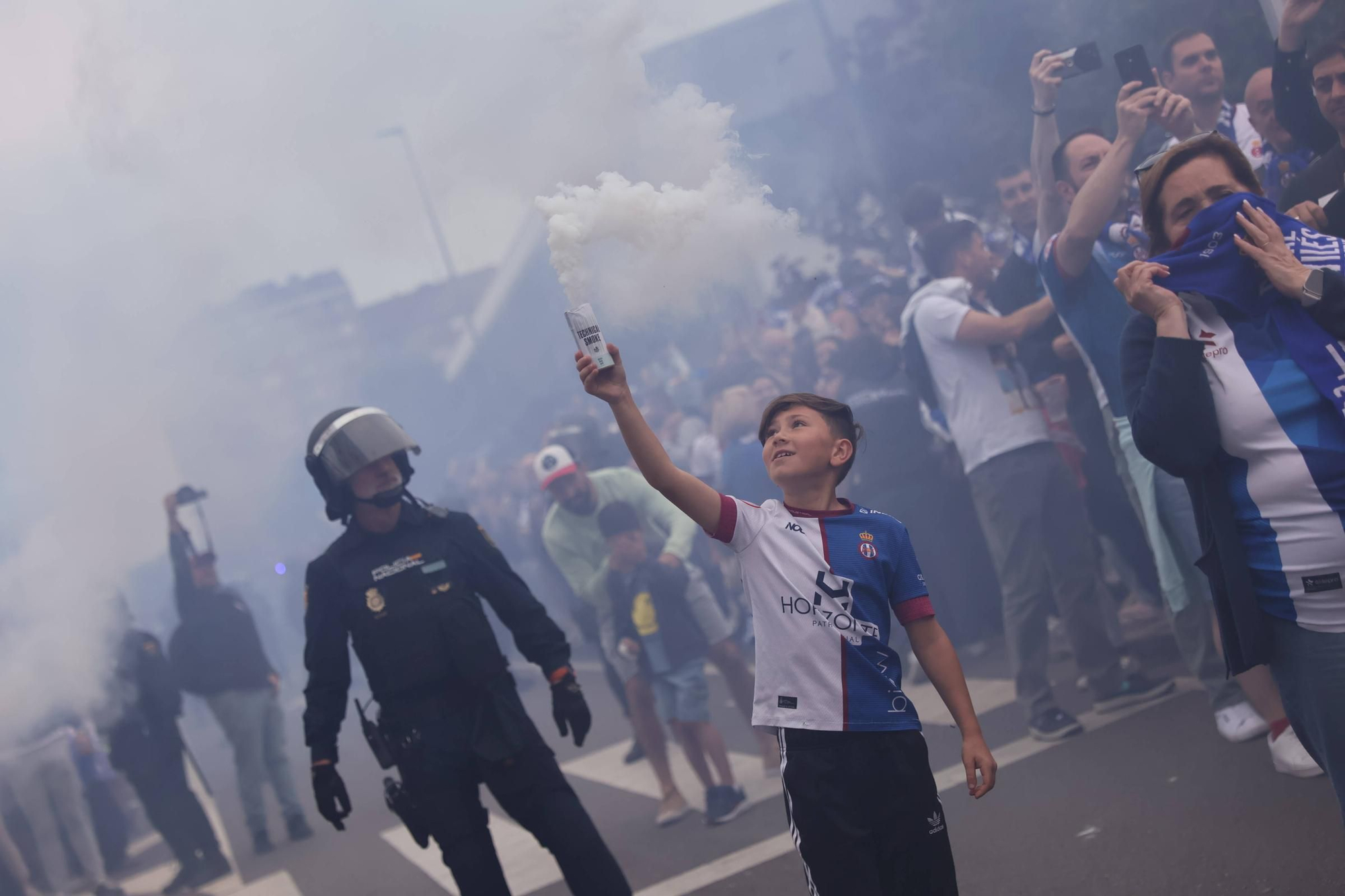 EN IMÁGENES: Avilés se tiñe de blanquiazul para la final por el ascenso ante el Rayo Majadahonda