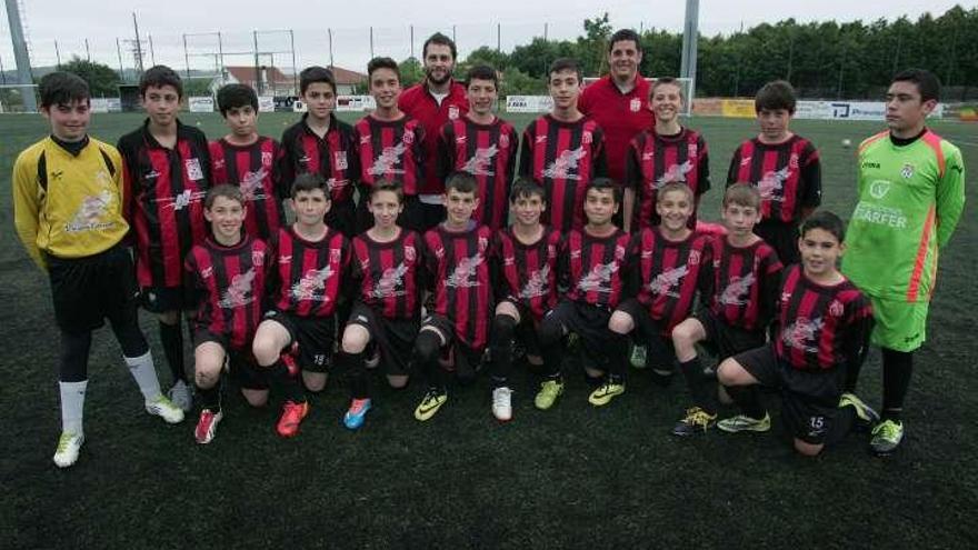 Los infantiles de la EF Lalín, ayer, antes de la sesión preparatoria.