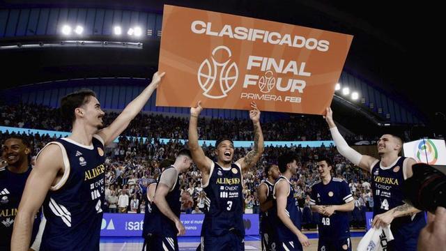 Por la izquierda, sostienen el cartel Cosialls, Townes y Shelist, con el resto de jugadores detrás.  |