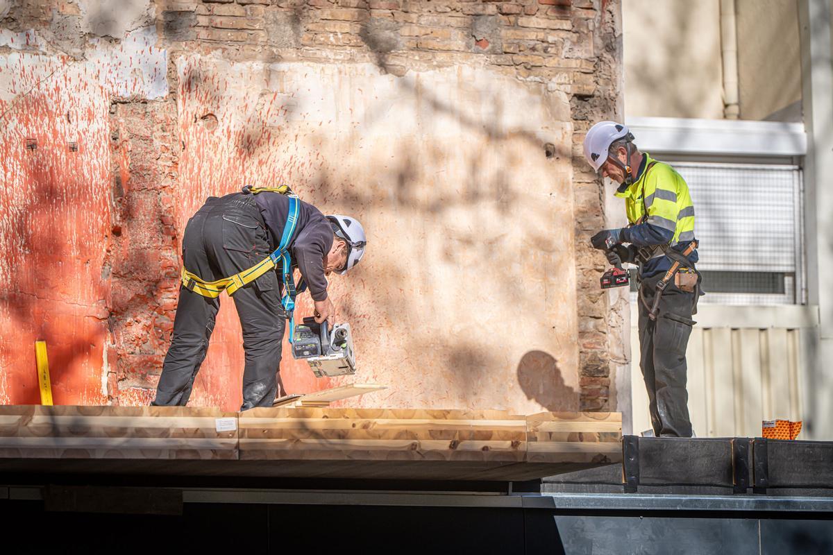 Operarios y voluntarios avanzan en los trabajos de construcción de WikiHousing, un innovador proyecto de vivienda colaborativa ubicado en un solar municipal del barrio de Poble-sec. Barcelona, 3 de febrero de 2026.