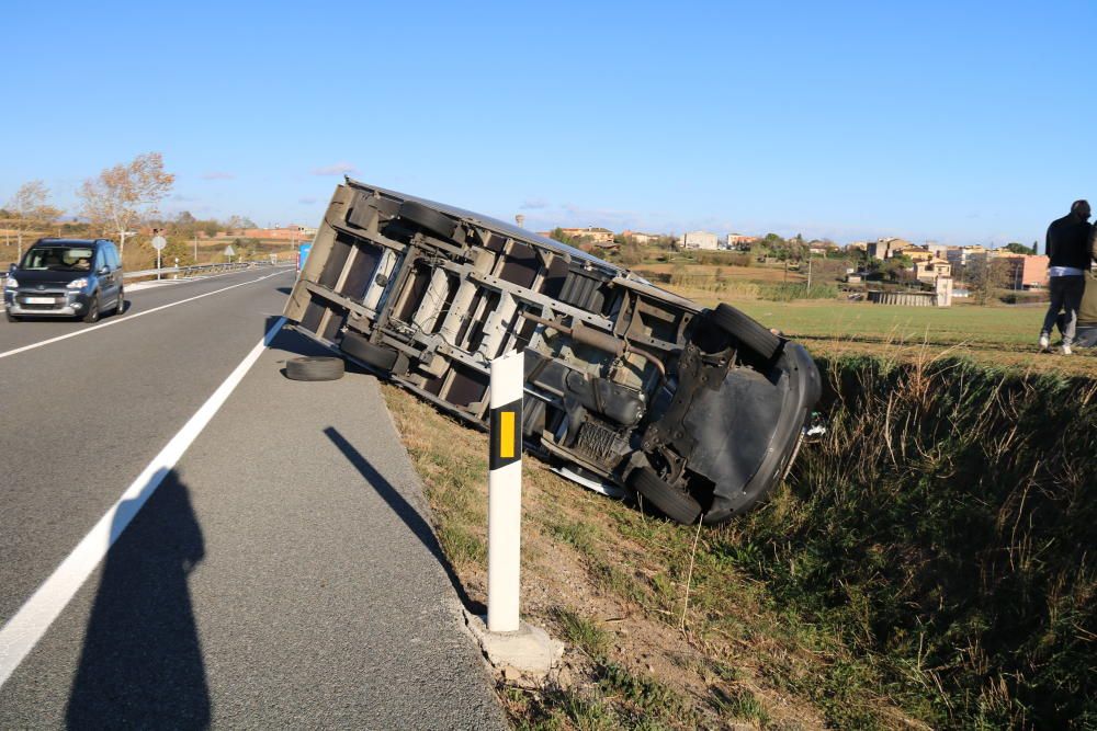 Un camió bolca a l'N-260 a Navata (Alt Empordà) després de sortir de la via pel fort vent