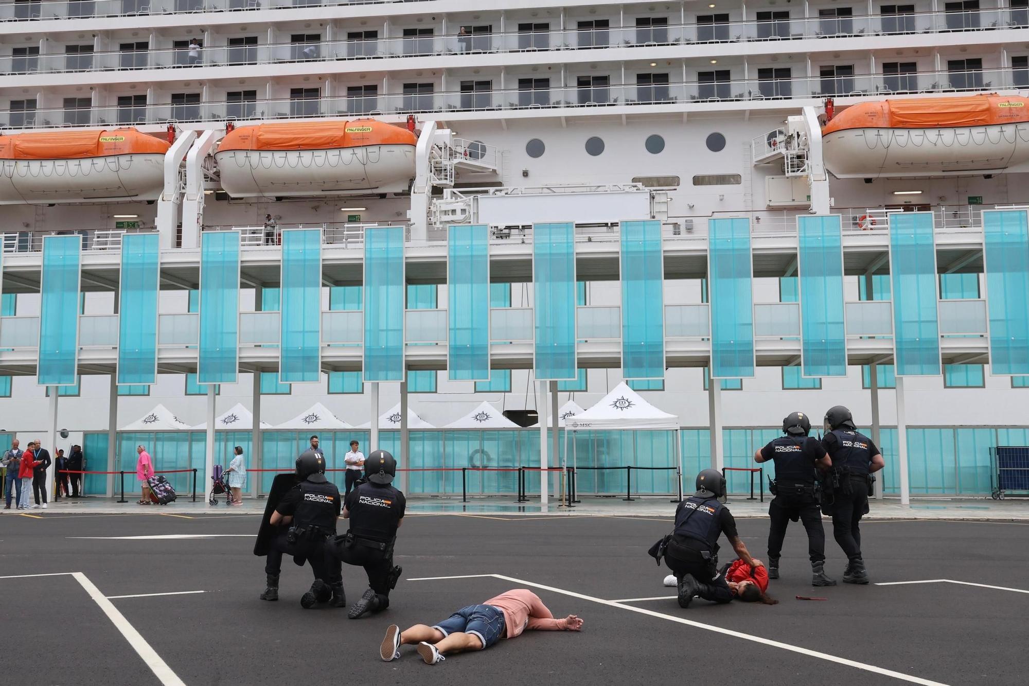 Simulacro de atentado terrorista realizado por la Policía armada en el puerto de Alicante