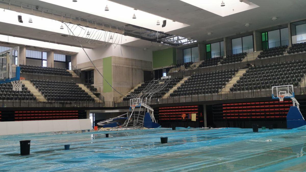 El parqué de la pista del centro de tecnificación de Vila-real quedó muy dañado a consecuencia de las filtraciones del agua de lluvia.