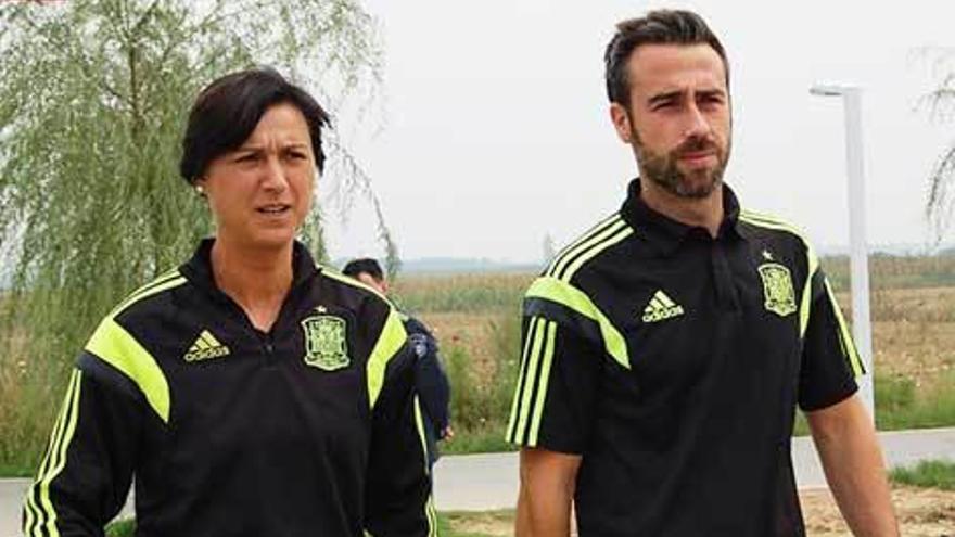 Toña Is y Jorge Vilda, en septiembre de 2015, en una concentración de la selección española absoluta.