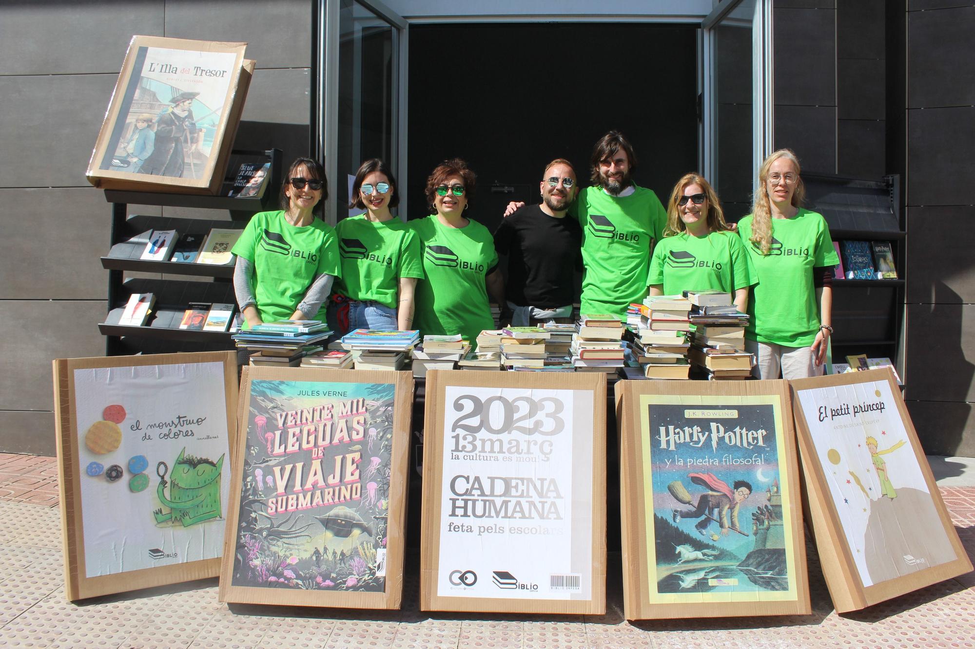 Cadena humana en Orpesa para trasladar libros a la nueva biblioteca