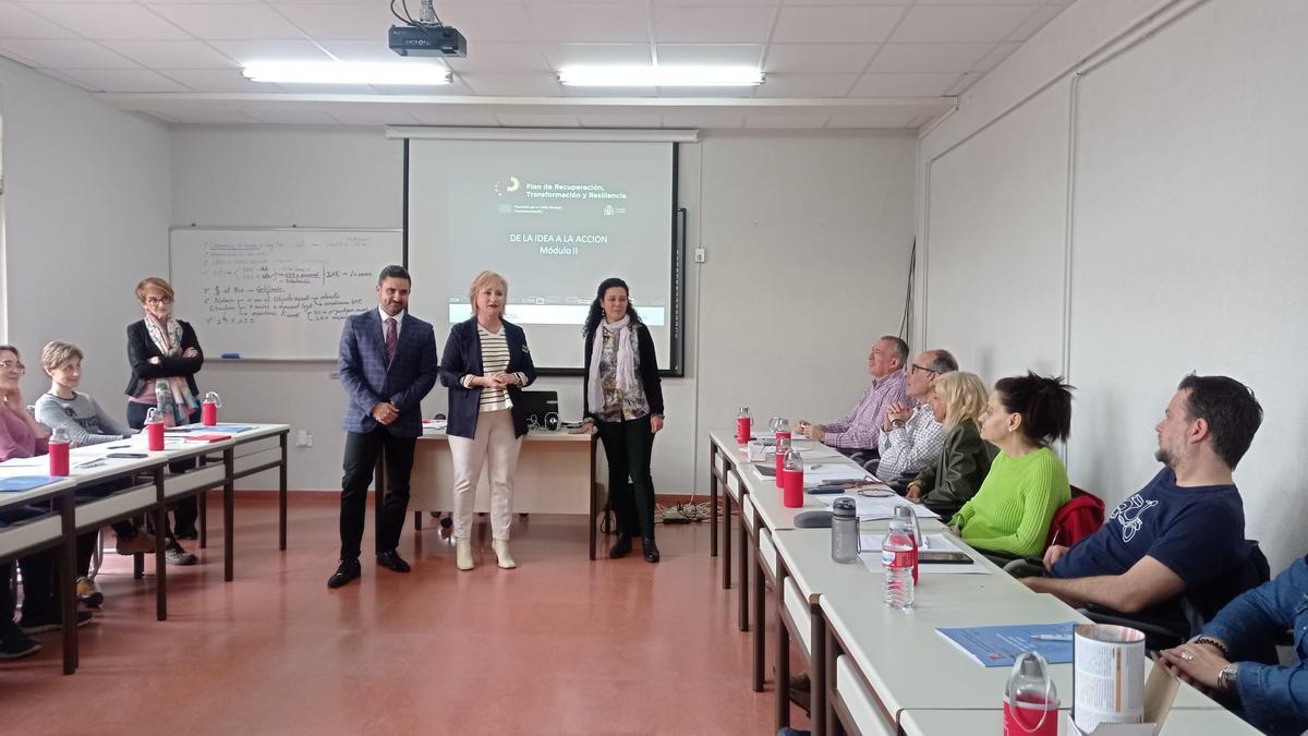 Leticia García y Efrén Domínguez, en la inauguración del curso