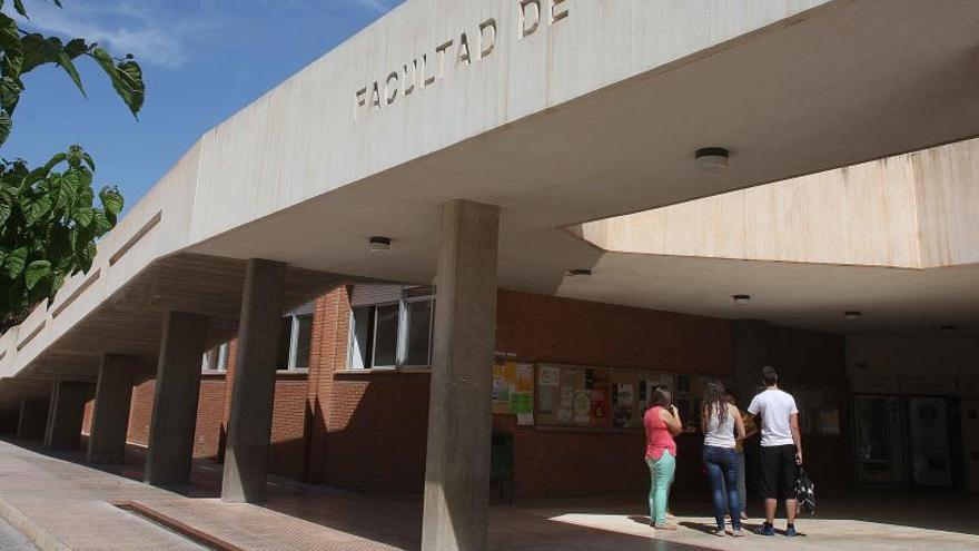 Exterior de la Facultad de Ciencias de la UA.