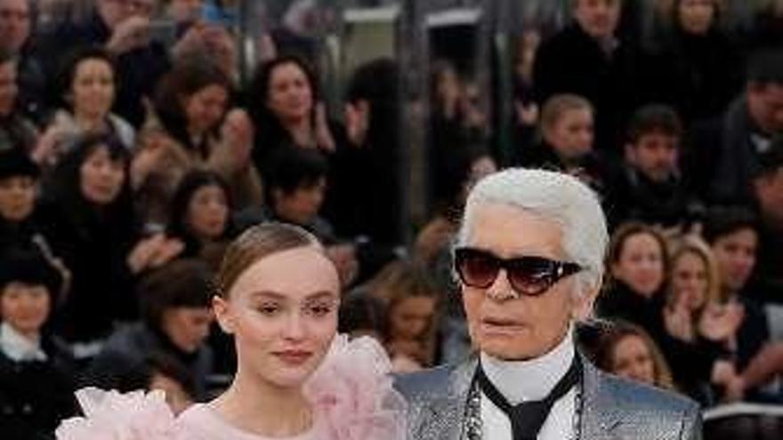 Lily-Rose Depp, con Lagerfeld.
