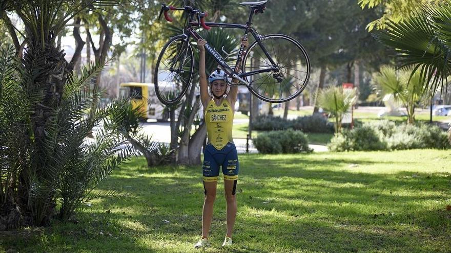 Paula Sánchez, joven triatleta que participará en la Carrera de la Mujer