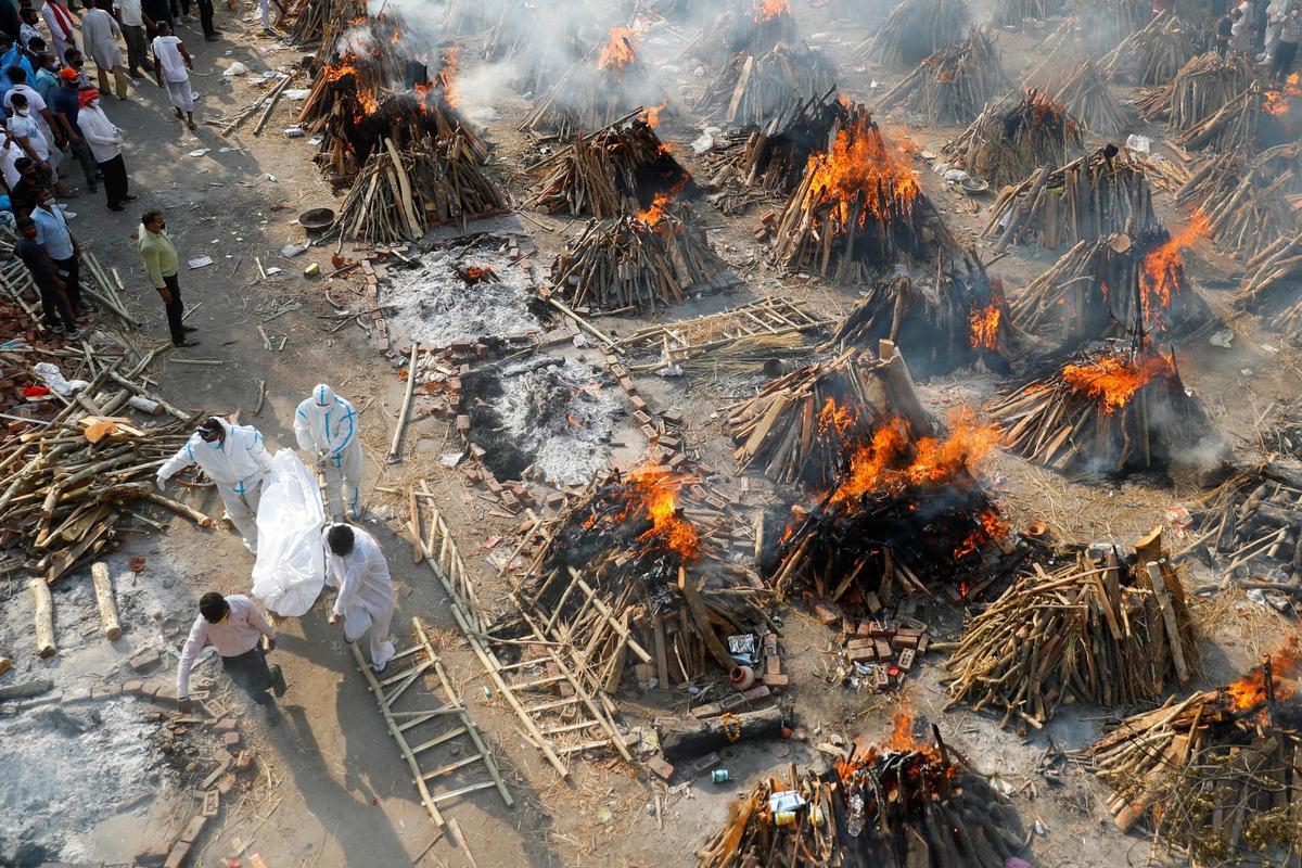27/4/2021. La pandemia de Covid-19 ha seguido causando estragos en 2021. En la imagen, cadáveres de fallecidos por el coronavirus Sars-Cov-2 arden en piras en Nueva Delhi, capital de la India.