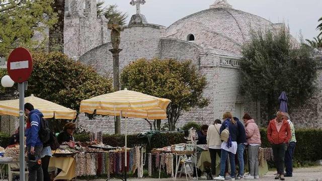 Venta de collares en el entorno de la capilla de conchas de A Toxa. // Muñiz