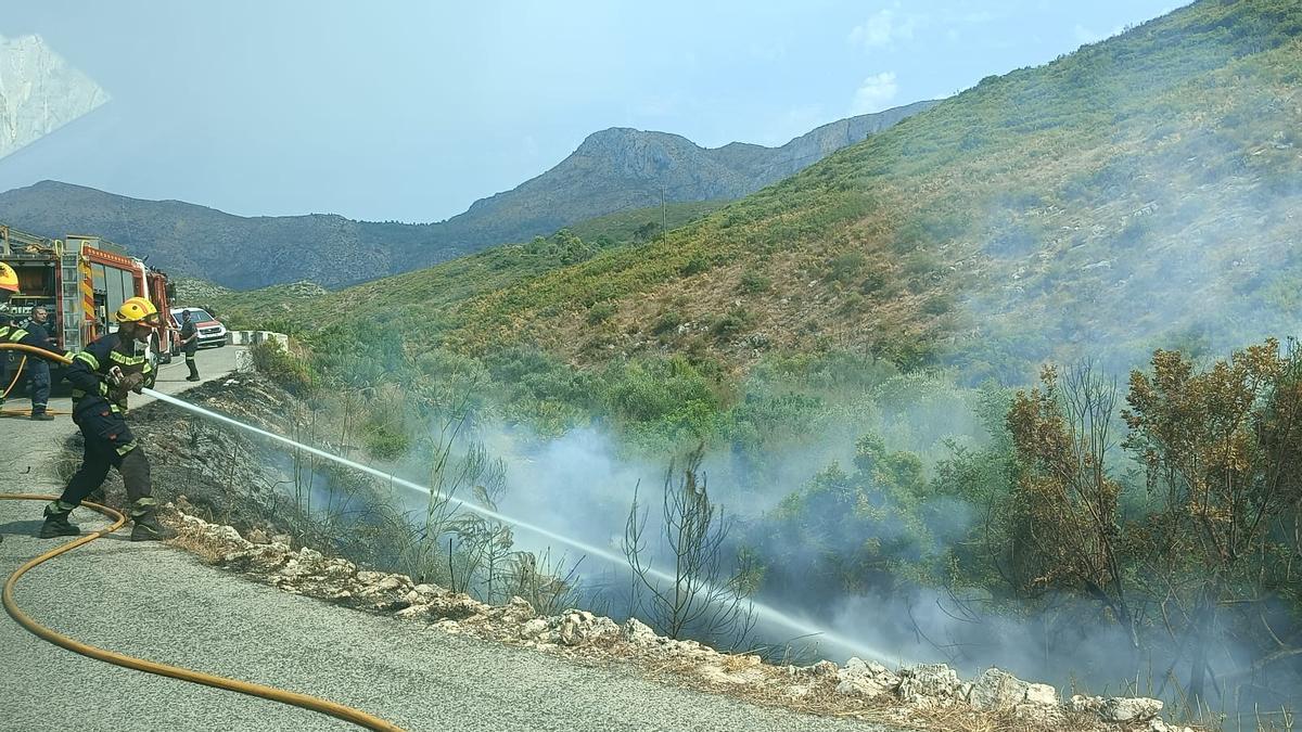 Los bomberos sofocan las llamas en la carretera que sube a la Vall d&#039;Ebo