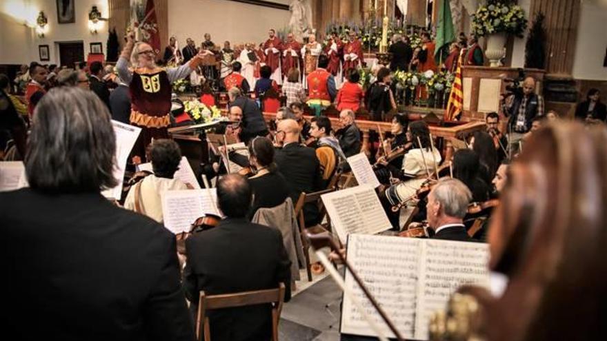 La Orquesta Sinfónica, dirigida por Gregorio Casasempere, interpretando la «Missa a Sant Jordi».