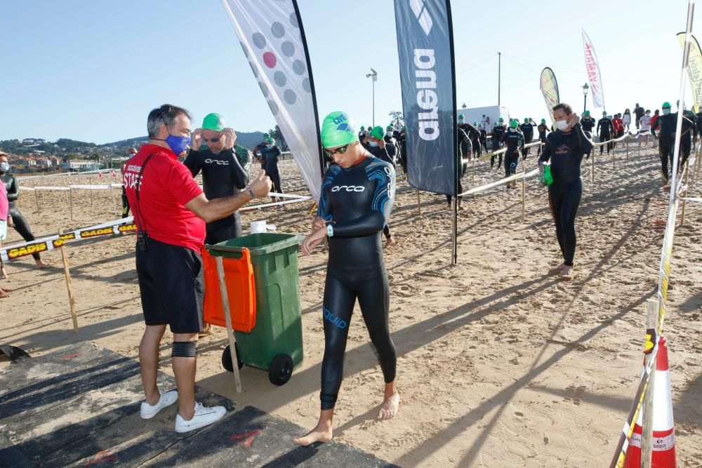 400 nadadores desafían a las aguas de Praia América. // Alba Villar