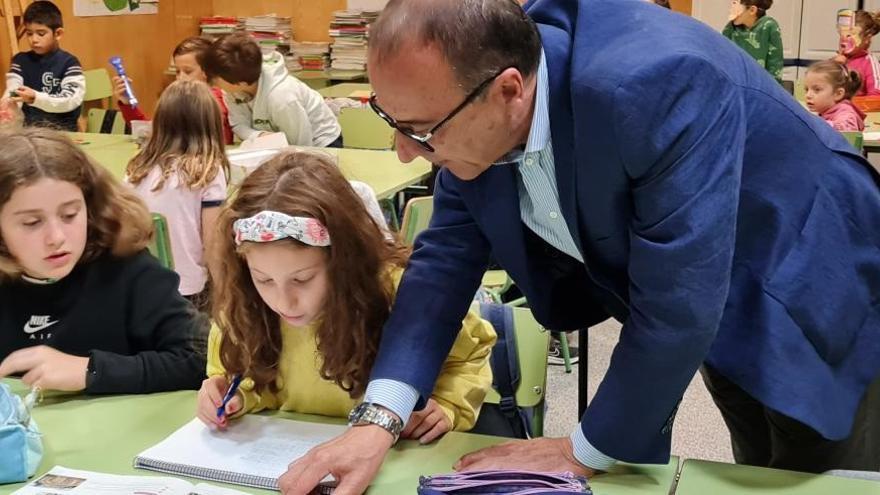 El consejero de Educación, Felipe Faci,  en el CPI Parque Goya