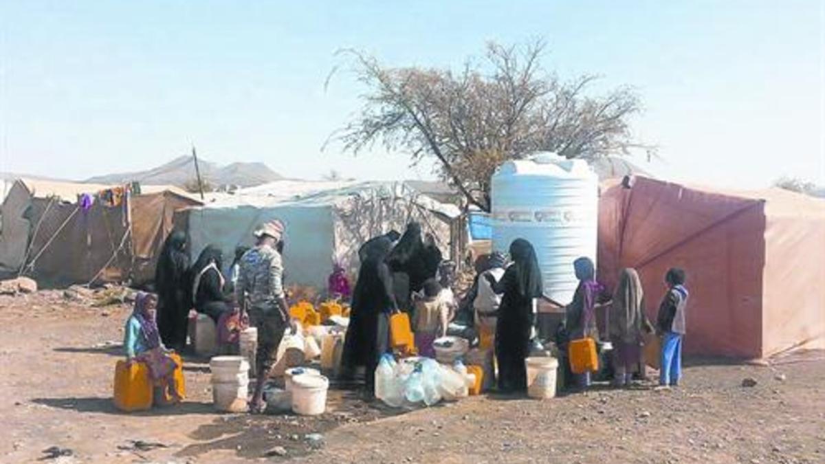 AGUA Y COMIDA. Yemenís, en un campo de refugiados donde ayuda la oenegé.