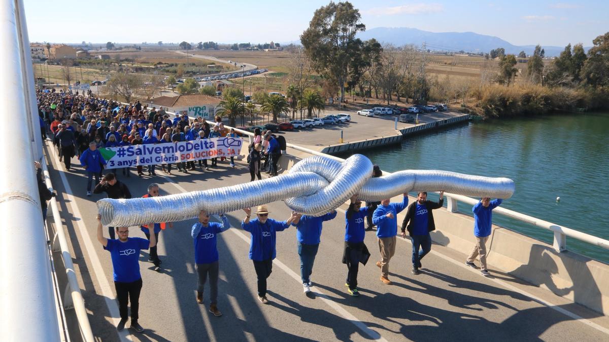 2.000 personas salen a reclamar sedimentos para proteger el Delta del Ebro