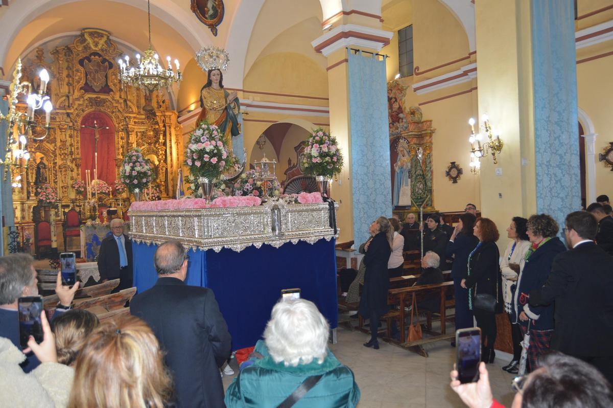 Los vecinos de Fuente Palmera solo pudieron ver a su patrona en el interior de la parroquia.