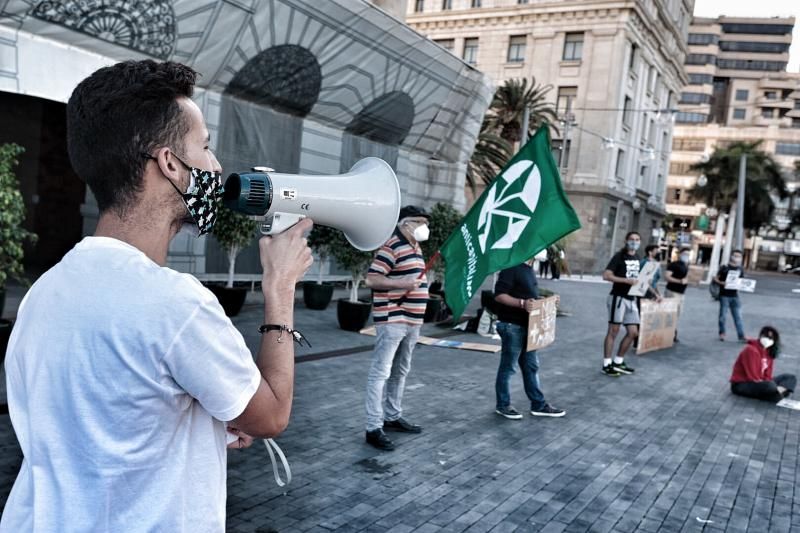 Concentración de Juventud por el Clima frente al Cabildo de Tenerife