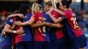 SANT JOAN DESPI (BARCELONA), 16/04/2025.- La centrocampista del FC Barcelona Alexia Putellas (c) celebra un gol junto a sus compañeras durante el encuentro correspondiente a la jornada 26 de la Liga F entre FC Barcelona y el Sevilla FC en el estadio Johan Cruyff de la localidad barcelonesa de Sant Joan Despi. EFE/ Quique García