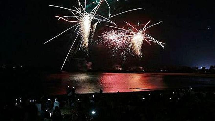 Fuegos artificiales el 25 de agosto del pasado año en un momento de la pirotecnia que explosionó en la playa de El Reducto.