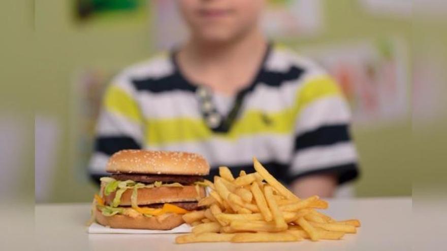 Costes y ahorro de tiempo:  el por qué los niños no comen sano en el colegio