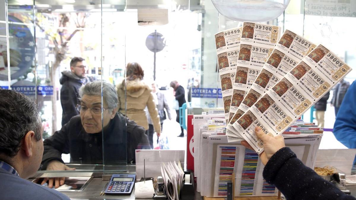 Administración de Lotería vendiendo décimos de Lotería de Navidad.