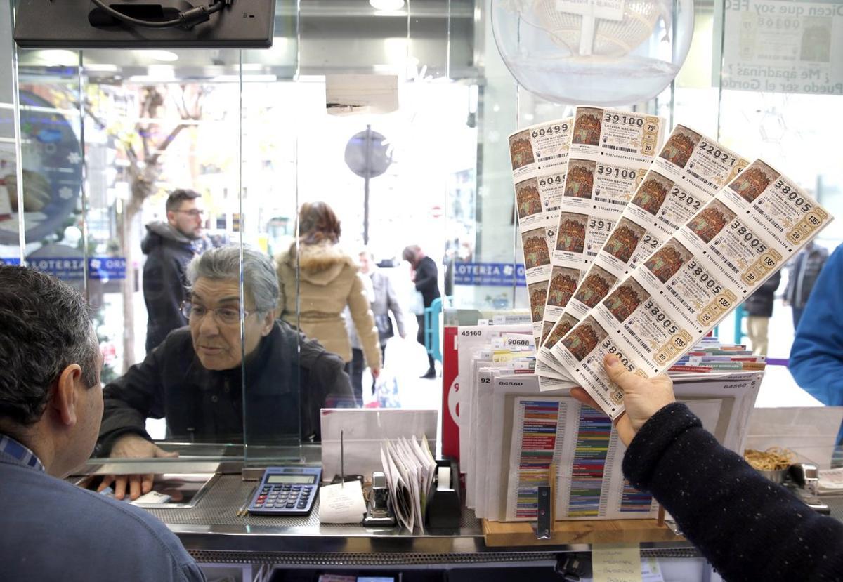 Administración de Lotería vendiendo décimos de Lotería de Navidad. Administración de Lotería vendiendo décimos de Lotería de Navidad.