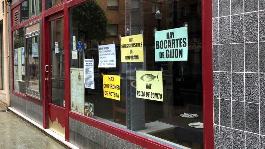 La original forma de un hostelero de Gijón de pedir paciencia con la lluvia a los turistas