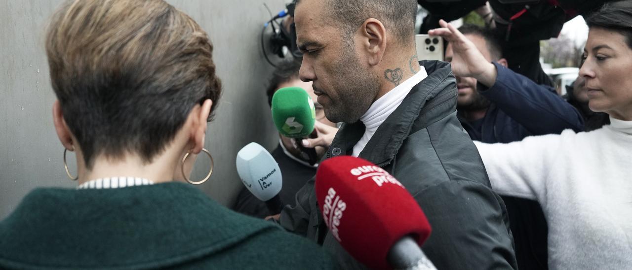 Dani Alves sale en libertat condicional tras pagar la fianza