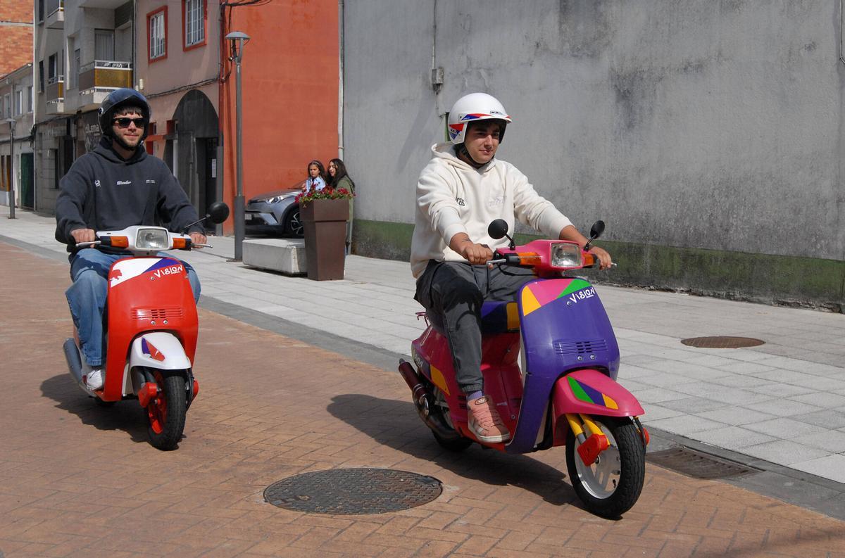 Las motos se concentraron en la calle Cartagena de Silleda antes de iniciar la ruta.