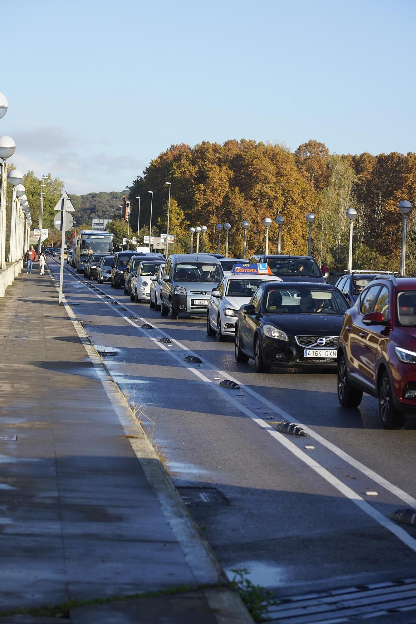 Imatges de les cues després què una motorista resultés ferida en accidentar-se a tocar del pont de Fontajau a Girona