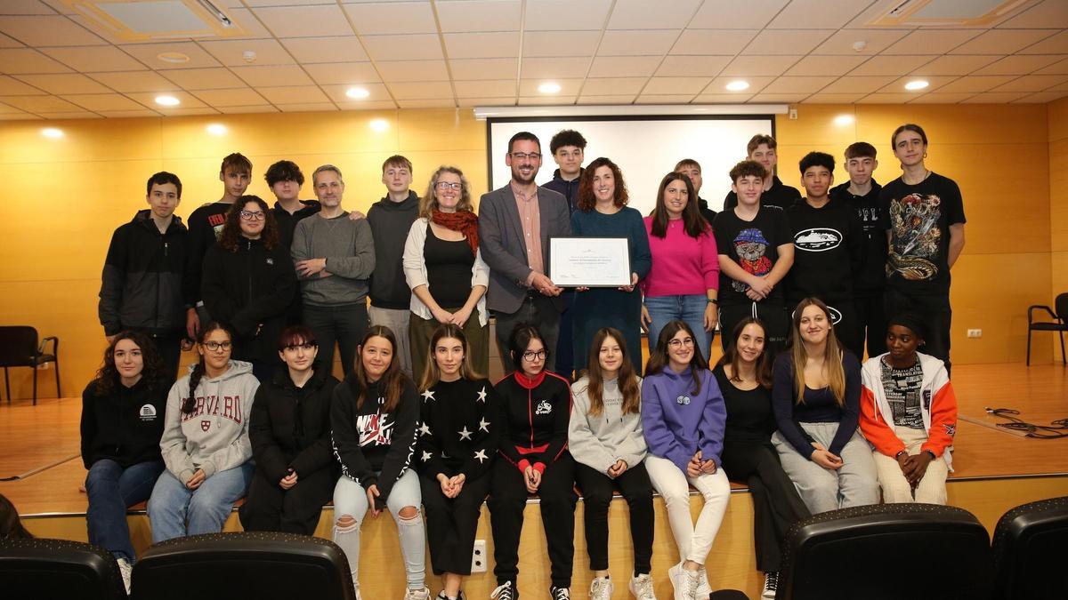 Els joves premiats amb l'alcalde, Lluc Salellas, i la regidora d'Educació, Queralt Vila.