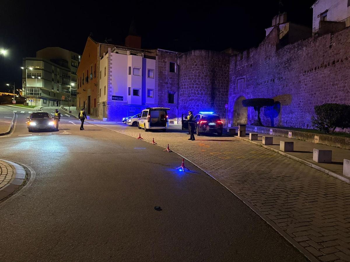 La Policía Local de Plasencia, durante un control.
